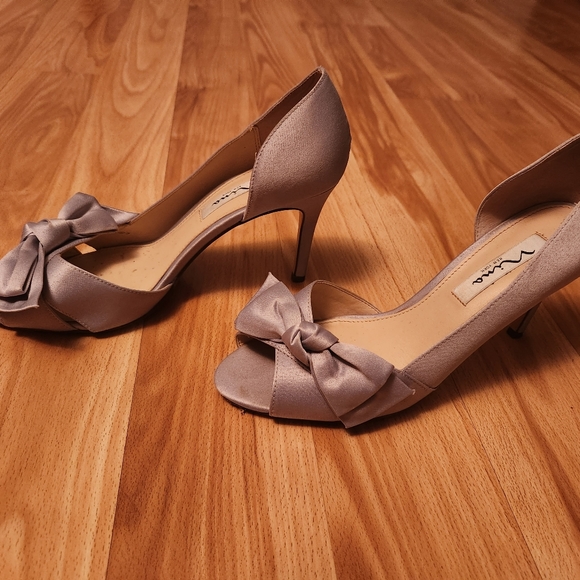 Peep- toe pumps - Picture 2 of 3